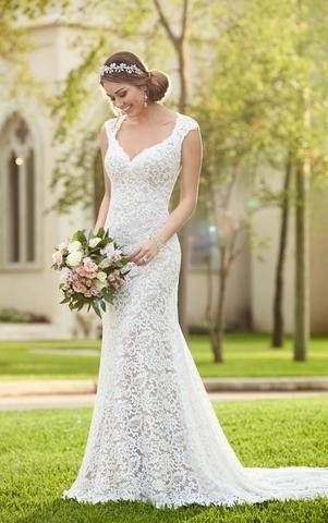 Although most of these dresses you can see paired with a red or berry lip, a veil like this one seems to call out for more natural makeup as styled below