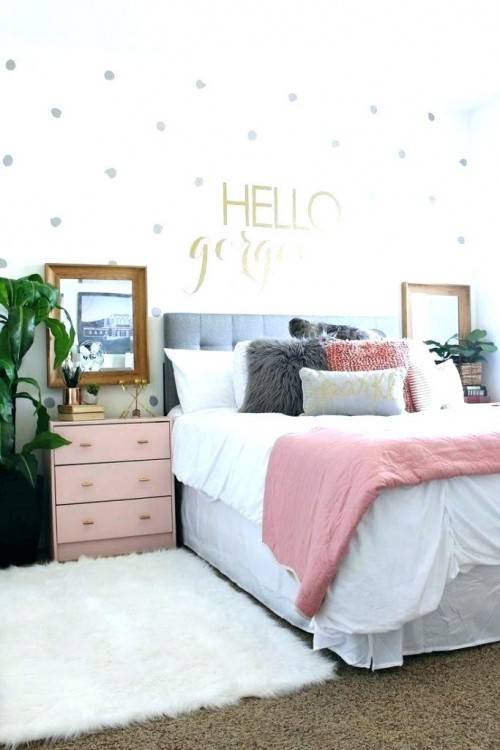 Light yellow bedding and grey walls