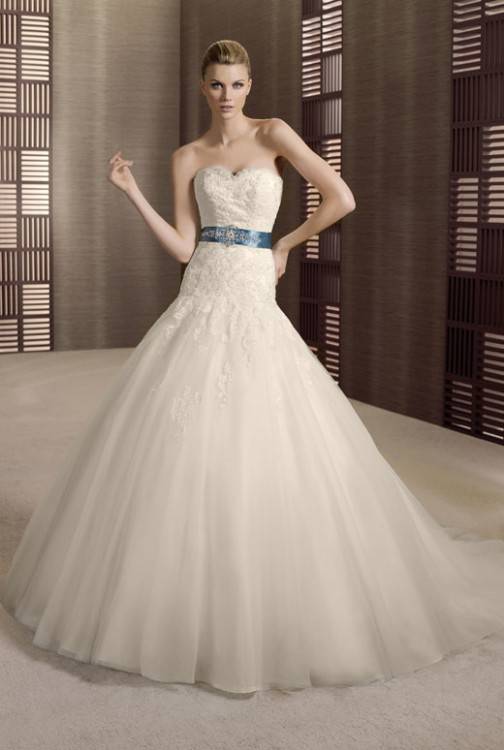 Strapless wedding dress