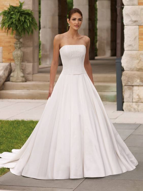Featured Style: A Simple Elegant Wedding Dress | Kennedy Blue