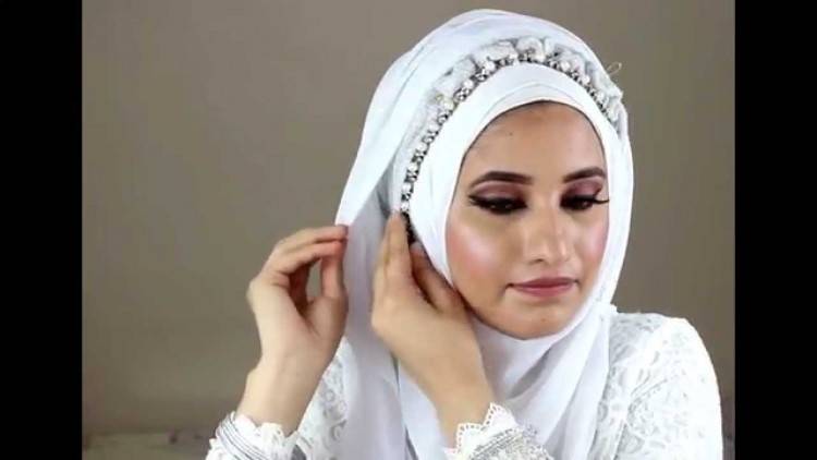 Now every bride has plenty of options to select the fabric, colors, and  designs of their bridal hijab