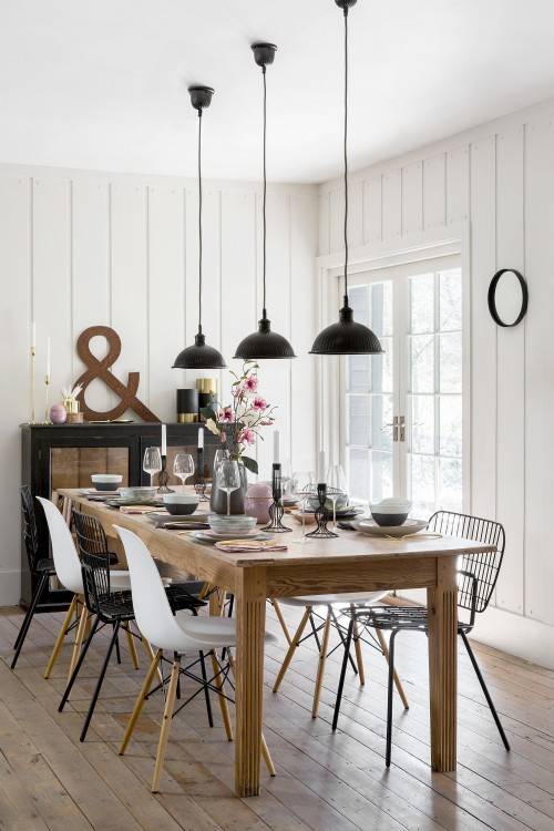 Design] Use of natural materials for the dining table and chairs add to the Farmhouse style [