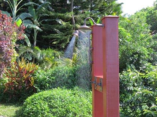 Outdoor shower Hawaiian style!! yes please!!! I loved showering like this when I lived in Hawaii