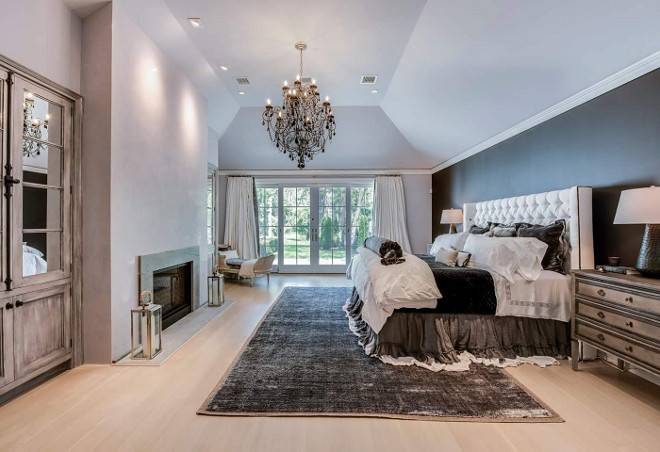 Cosy master #bedroom with high ceilings