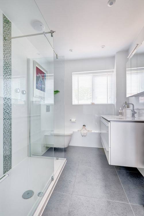 bathroom with double vanity and  tile surround tub