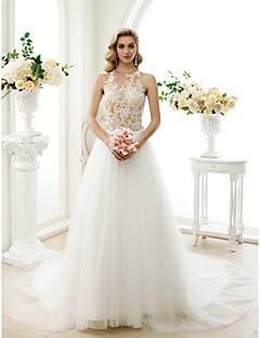 And it's easy when the wedding  dress is so gorgeous! Dress: Screen Siren via Colin Cowie Weddings