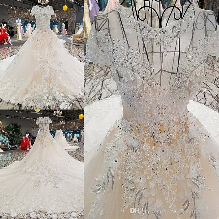 Although many people choose to stay in a traditional style wedding dress,  there are many beautiful lace wedding dress style looks like a replacement