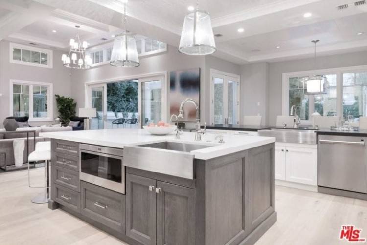 Traditional White Kitchen Design