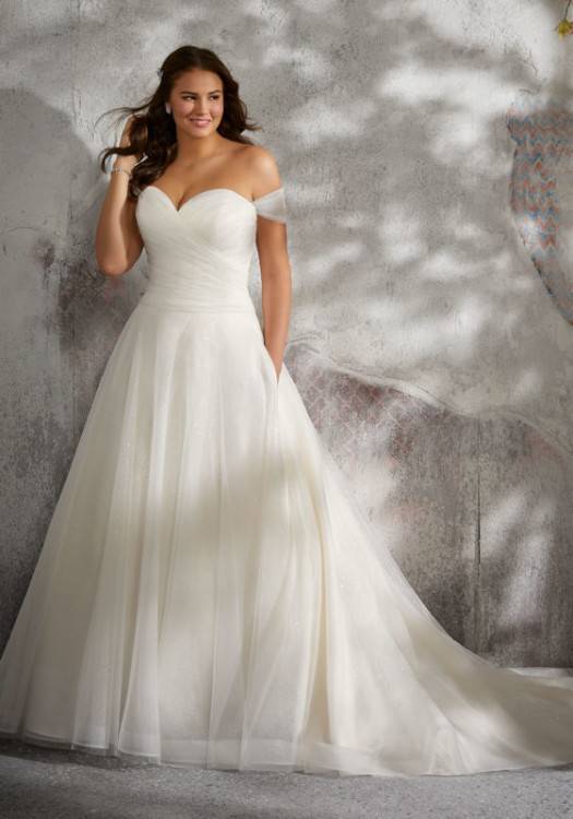 Best wedding dresses for short curvy brides