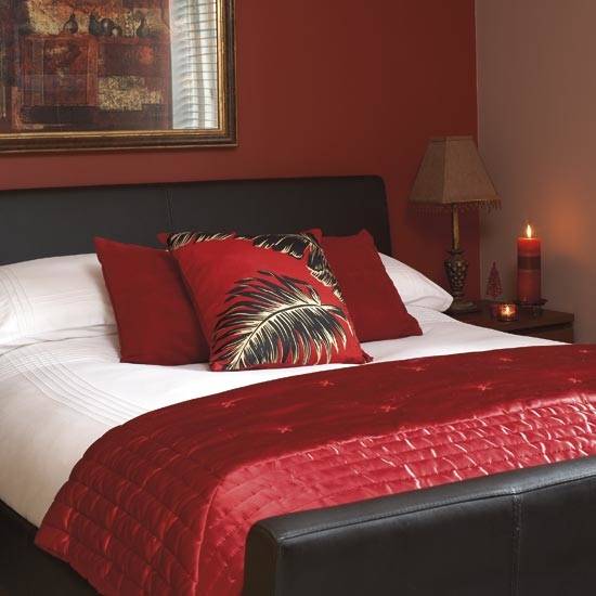 Take inspiration from Scotland and dress up your bed with a beautiful tartan comforter