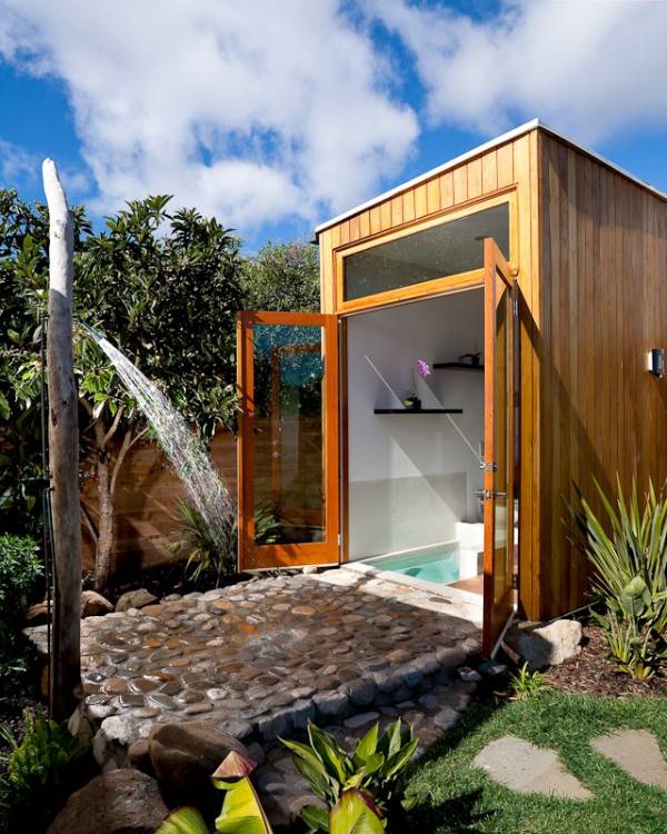 Outdoor shower area is simple and stylish [Design: Terra Rubina]