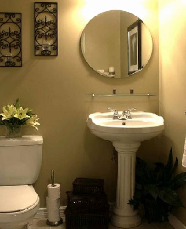 small pedestal sink bathroom