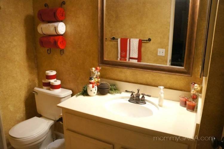 Christmas bathroom decor