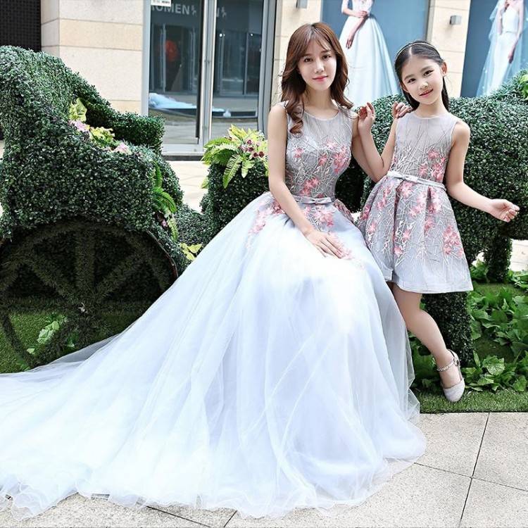 2015 Wedding Dresses Mother And Daughter Matching Dresses Sweetheart Neckline Appliques/Beads Tulle Court Train Bridal Dresses Dhyz 01 Ball Gown Wedding