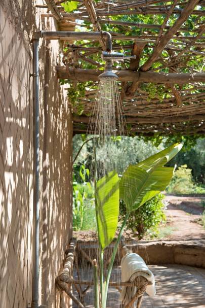 Outdoor shower & bath garden