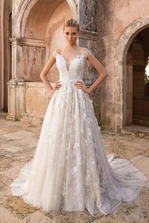 wo0uld want to be luxurious and beautiful at their wedding ceremony? A small range of styles and trends is worth seeing for you to make an easy choice