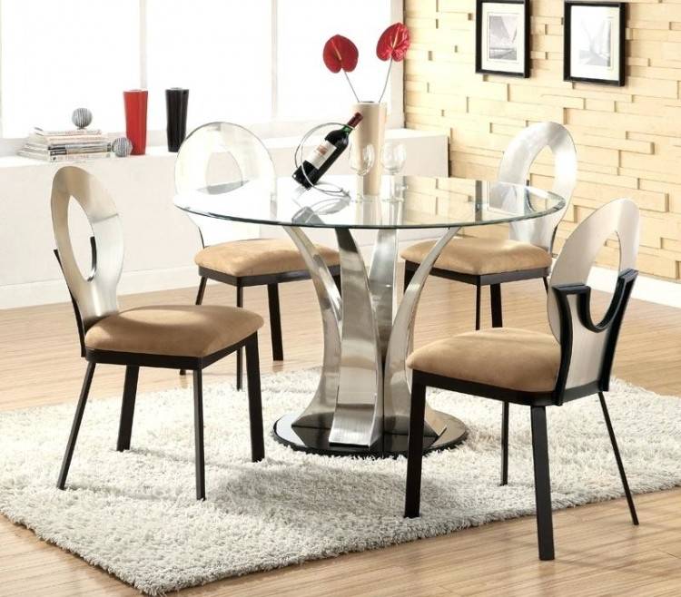 The round table is a smart choice for any decoration, but the design of  this table becomes more functional as a dining table