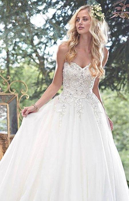 vintage inspired wedding dresses, young woman with 1920s style hair and a white hair ornament 60+ Vintage Wedding Dresses to Fall in Love With