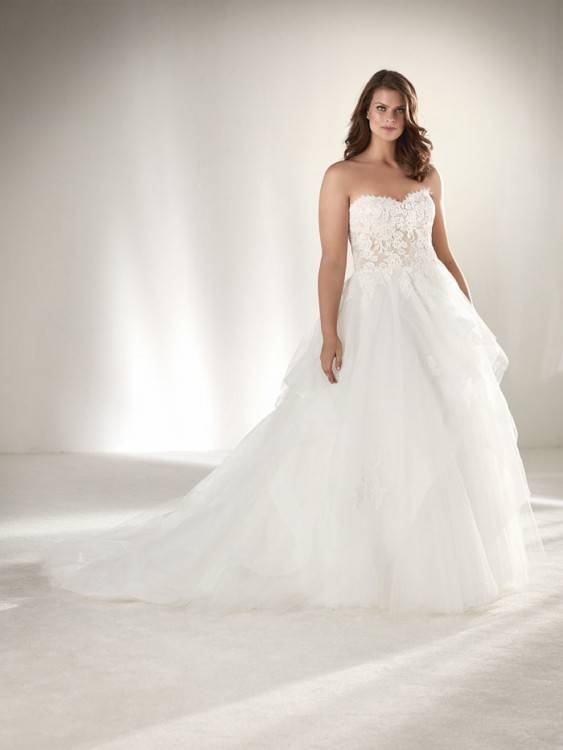 Curvy bride can be a princess in a plus size bridal gown from #studiolevana